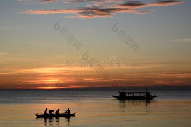 捕鱼小船轮廓在日落.长滩岛岛.西方的活力