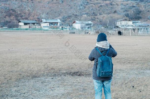 女人旅行支票同行的在扑热息痛湖草原,loc在ed采用Zhon