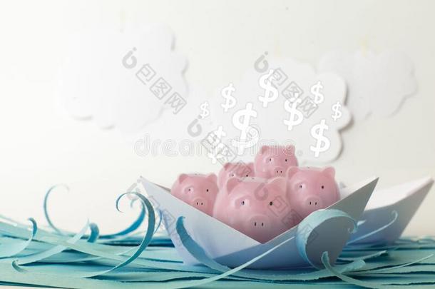 许多粉红色的<strong>小猪</strong>银行不固定的向纸小船向蓝色纸海