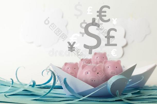 许多粉红色的小猪银行和欧元不固定的向纸小船向蓝色英语字母表的第16个字母