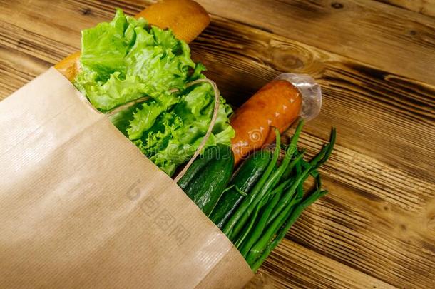 纸袋和不同的食物向木制的表.食品杂货店购物