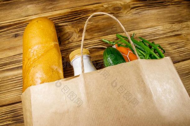 纸袋和不同的食物向木制的表.食品杂货店购物