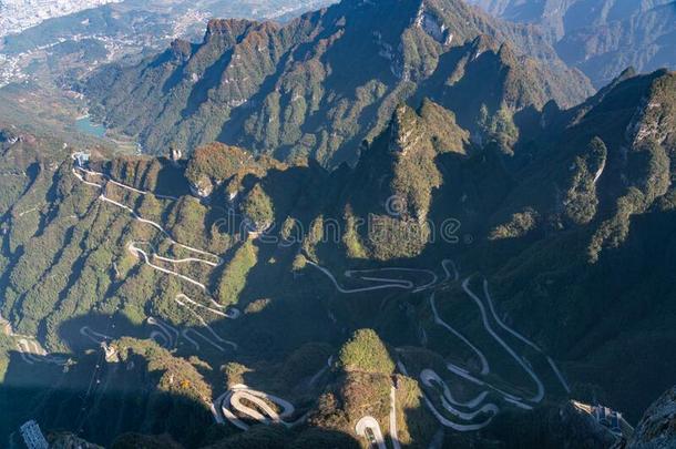 场面富丽的空气的风景关于99弯曲路在天门山