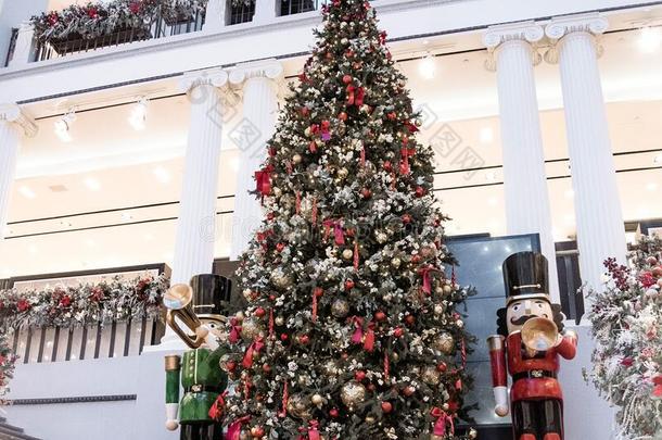一大大地美丽的圣诞节树和杂乱和两个巨大的坚果