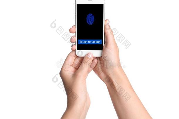 女人和智能<strong>手机扫描</strong>指纹向白色的背景.