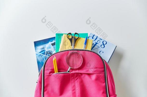 背包和书和学校日用品
