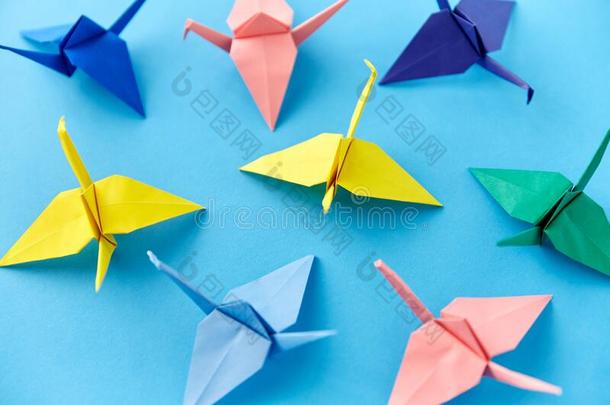 折纸手工纸鹤向蓝色背景