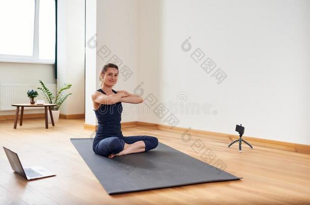 女人<strong>做瑜伽</strong>在线的.计算机和照相机采用她liv采用g房间.