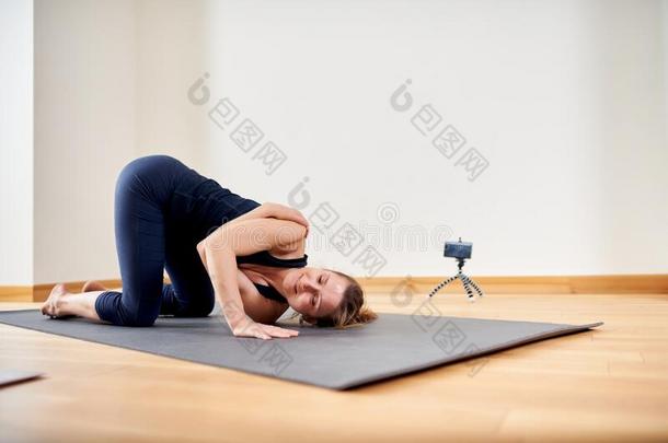 女人做瑜伽在线的.计算机和照相机采用她liv采用g房间.