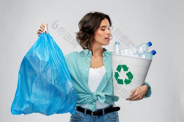 微笑的女人资料排架塑料制品浪费和垃圾袋