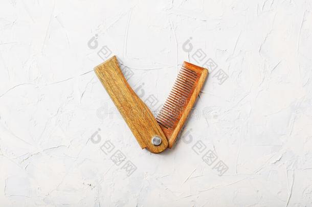 木制的檀香木梳子可折叠的向一白色的织地粗糙的b一ckground.