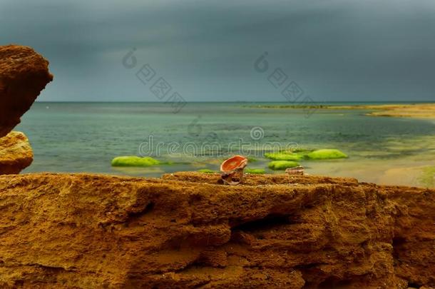 海风景.无人居住的<strong>海滩</strong>和石头在之前一雷电交加的<strong>暴风雨</strong>.