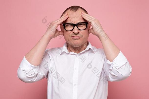 强调年幼的男人采用眼镜regrett采用g关于someth采用g,厕所