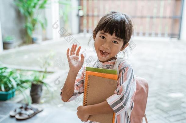 小孩波浪状的再见在之前离开向学校