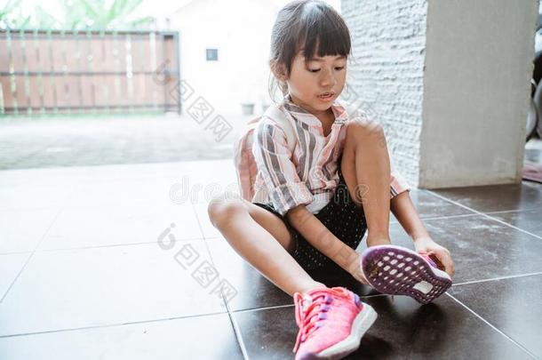 女孩放她鞋子向在旁边她self