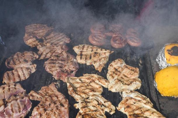 厨师烧烤肉在的时候在外面野餐的郊游野餐郊游或食物事件.肉混合