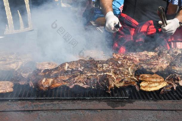 厨师烧烤肉在的时候在外面野餐的郊游野餐郊游或食物事件.肉混合