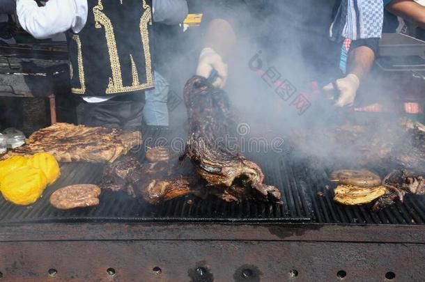 厨师烧烤肉在的时候在外面野餐的郊游野餐郊游或食物事件.肉混合