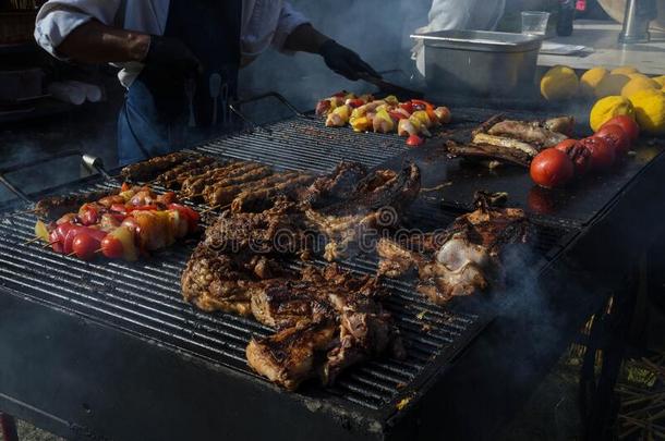 厨师烧烤肉在的时候在外面野餐的郊游野餐郊游或食物事件.肉混合