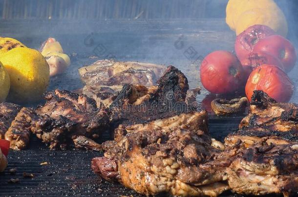 厨师烧烤肉在的时候在外面野餐的郊游野餐郊游或食物事件.肉混合