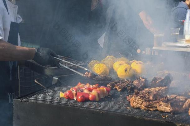 厨师烧烤肉在的时候在外面野餐的郊游野餐郊游或食物事件.肉混合