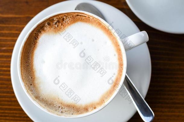 简单的咖啡豆杯子和奶起泡沫向一白色的cer一micpl一te,向令马停住的声音