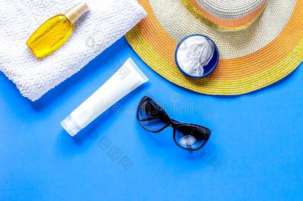 太阳眼镜,<strong>注意事项</strong>乳霜,帽子,毛巾为海滩休息蓝色波黑