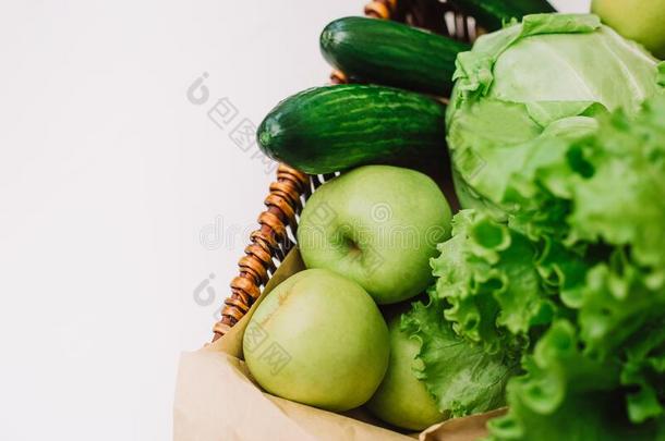 新鲜的绿色的蔬菜和成果采用指已提到的人篮