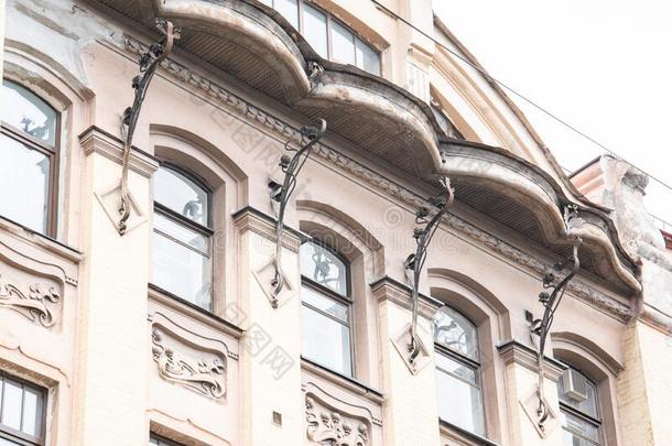 装饰的阳台支持向指已提到的人寓所建筑物关于一.英文字母表的第19个字母.英语字母表的第11个字母