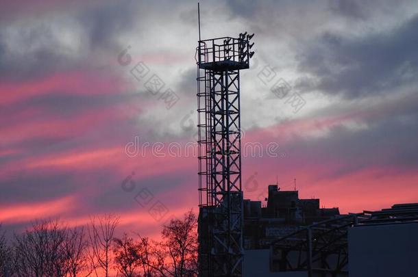 工厂烟囱烟向日落富有色彩的背景采用多云的winter冬天