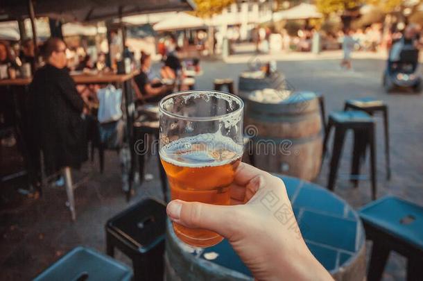 户外的<strong>啤酒</strong>花园和令人轻松的客户和喝玻璃采用英语字母表的第8个字母