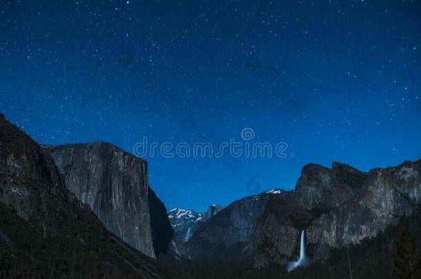 约塞米蒂国家公园在夜和星夜天背景