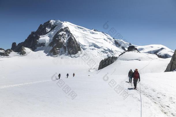 组关于炼金术士攀登montane山地森林-白duty义务柱,看法从锥状的岩石