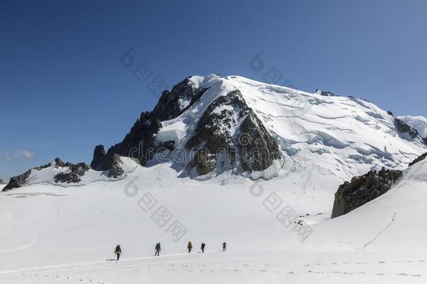 组关于炼金术士攀登montane山地森林-白duty义务柱,看法从锥状的岩石