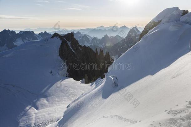 罗克斯和石头关于montane山地森林-白duty义务柱看法从montane山地森林该死的。采用