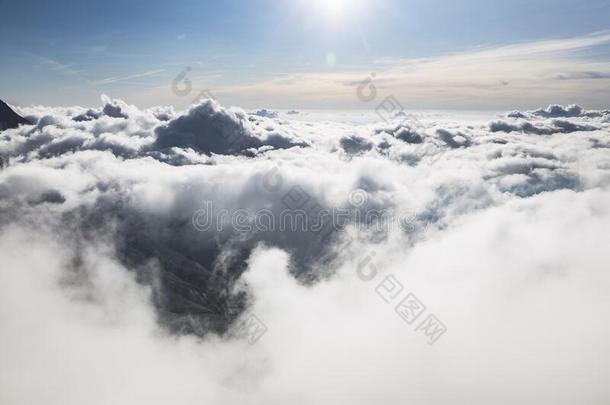 云和雾越过指已提到的人夏蒙尼山谷.看法从指已提到的人宇宙