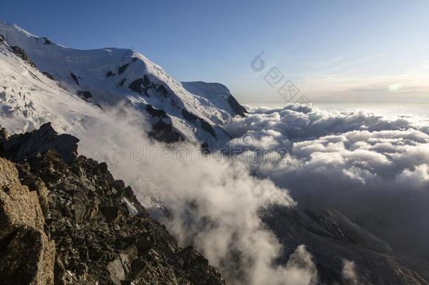 云和雾在近处圆屋顶duty义务古特和Bosson冰河montane山地森林白