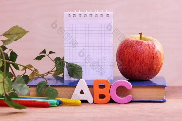 alphabet字母表文学在近处指已提到的人书和有色的铅笔.一成熟的苹果和