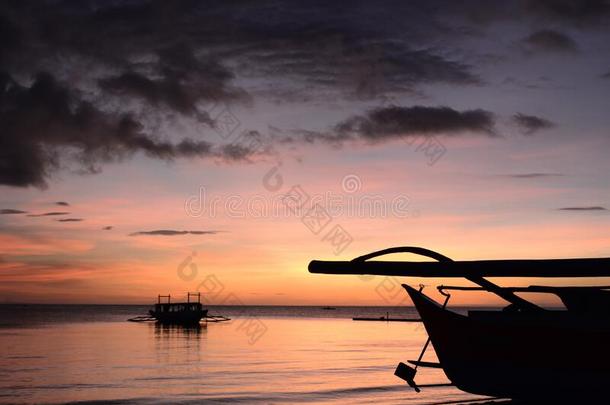 捕鱼小船轮廓在黄昏.长滩岛岛.西方的维萨亚斯