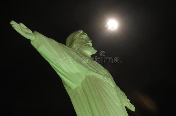 基督雕像和满的月亮和黑的天.偶像关于基督ianity