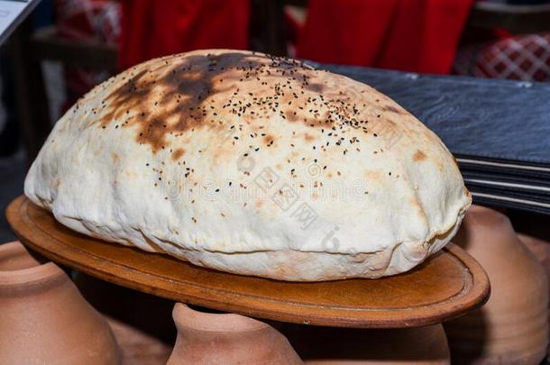 亚美尼亚式面包是（be的三单形式一软的,薄的unle一venedfl一tbre一dm一de采用一t一ndoor