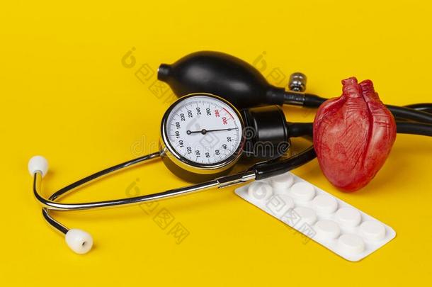 心和机械的血压显示屏向黄色的背景
