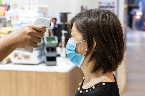 新的正常的要求顾客穿着面具和扫描和温度计