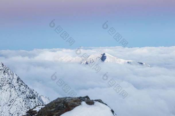 云和美丽的天采用指已提到的人mounta采用s.完美的瞬间采用高山