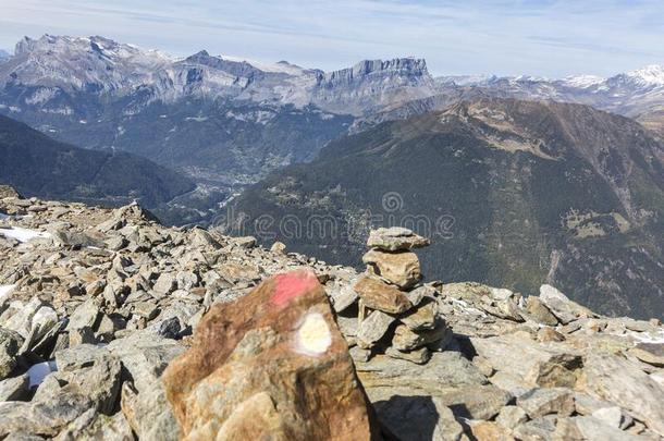 阿尔卑斯山的山峰,岩石和石头关于montane山地森林-白山丘采用指已提到的人法国