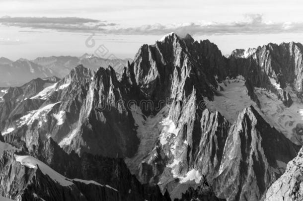 阿尔卑斯山的山峰,岩石和石头关于montane山地森林-白山丘看法从=moment