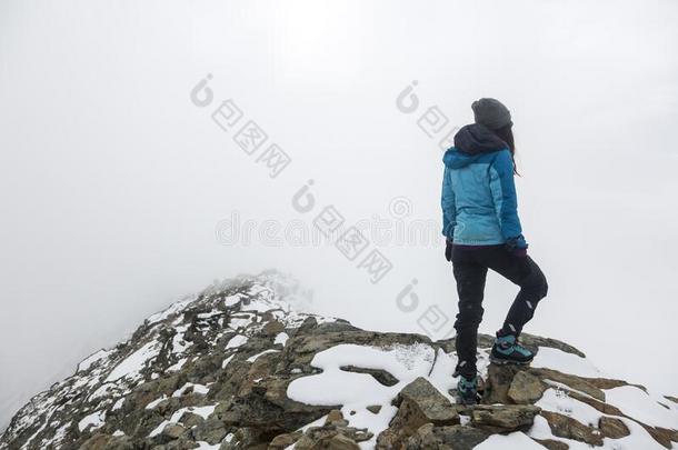 一<strong>登山家</strong>女孩向指已提到的人高的山背脊采用指已提到的人法国的alkali-treatedlipopolysaccharide碱处理