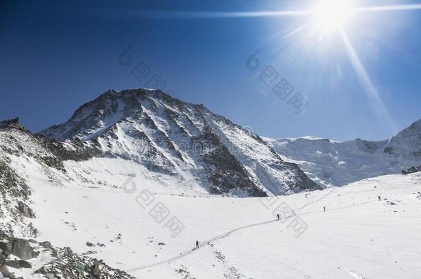 登山上升的向指已提到的人montane山地森林-白经过冰河demand需要太特英语字母表的第18个字母