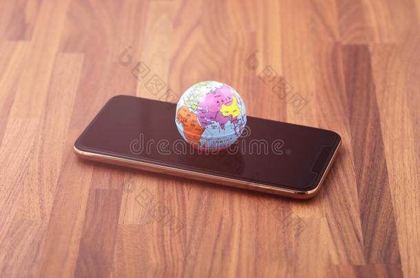 智能手机和世界地图.聪明的数字的世界观念