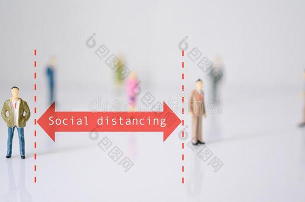 小型的人和红色的矢表现社会的距离关于int.轻微的感叹词